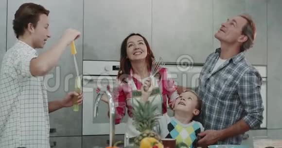 美丽的家庭一起在厨房里玩泡泡他们在一起度过了美好的时光视频的预览图