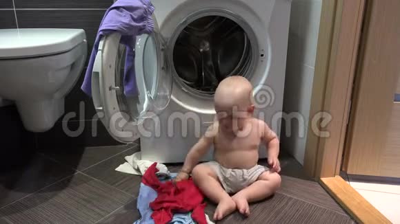 坏小子在浴室里洗衣服视频的预览图