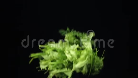 生菜和洋葱的绿叶在做沙拉时会缓慢地落下有机食品有用的强化食品视频的预览图