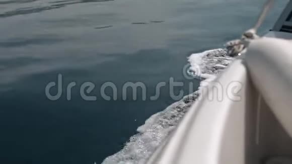 摩托艇在海浪中快速航行视频的预览图