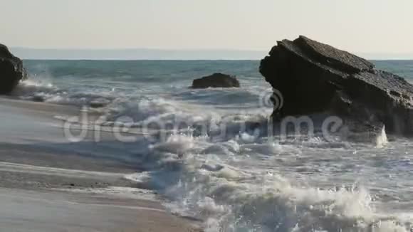 美丽的日落或海上日出巨大的强波撞击巨大的岩石海上风暴大浪在岩石上破碎视频的预览图