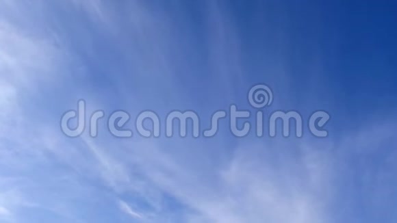 蓝天上的海草云积云在烟雾缭绕的轻云背景下移动视频的预览图