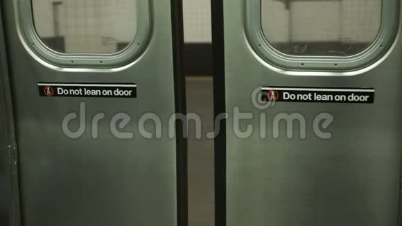 打开火车的门纽约的地铁特写镜头视频的预览图