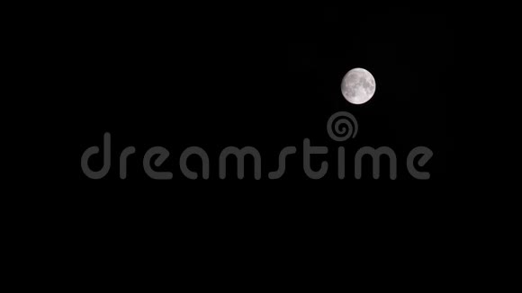 满月在夜晚从云层中消失出现视频的预览图