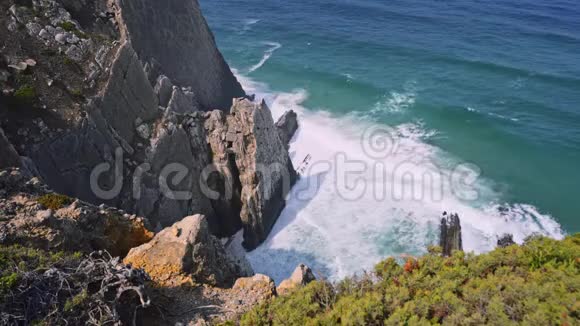 4K观葡萄牙普拉亚格兰德海滩崎岖悬崖大西洋海浪和岩石海岸悬崖从上面视频的预览图