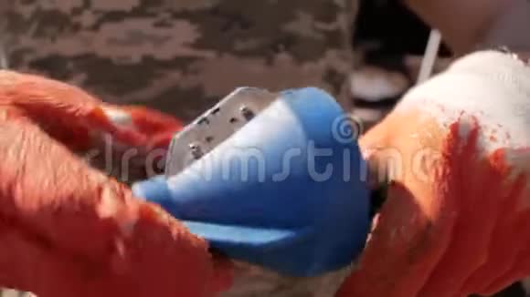 戴手套的工人在塑料管上做倒角自动浇水系统视频的预览图