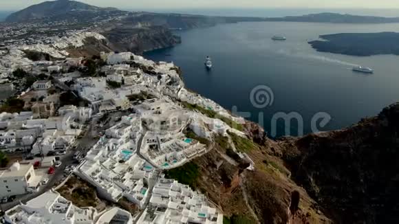 希腊圣托里尼岛日落时分飞越伊梅罗维利村和斯卡罗斯岩飞越白与蓝视频的预览图