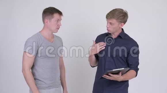 两个年轻人一起在剪贴板上看书犯了错误视频的预览图