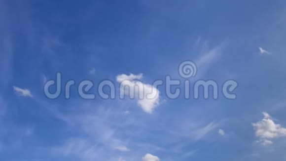 蓝天上的海草云积云在烟雾缭绕的轻云背景下移动视频的预览图