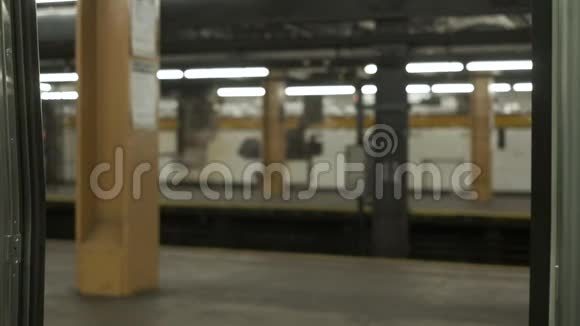 关上火车的门纽约的地铁特写镜头视频的预览图