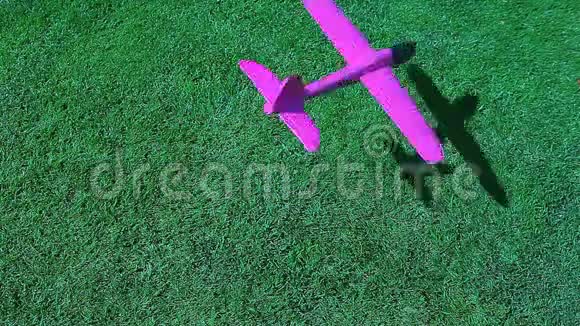 玩具飞机绿草手影背景高清镜头视频的预览图