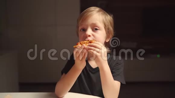 男孩深夜在家厨房吃披萨一个人在家视频的预览图