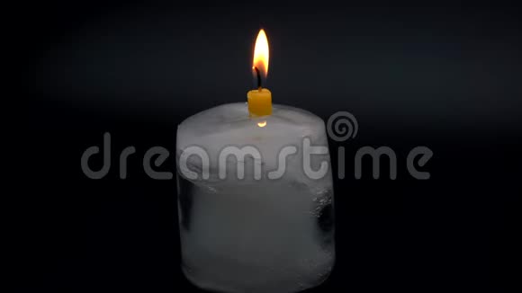 蜡烛在冰上燃烧视频的预览图
