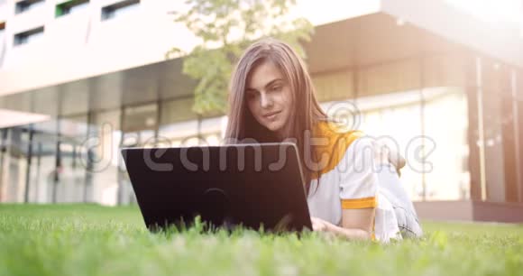 有笔记本电脑工作户外日落的女人视频的预览图