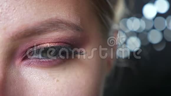 白种人漂亮的绿色眼睛红色的妆容和黑色的背景时尚的气息视频的预览图