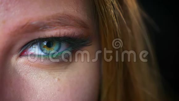 白种人金发女人在绿色发光的眼影和完美的化妆品中看着相机她的眼睛非常迷人视频的预览图