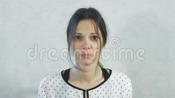 从女孩脸上的酸涩情绪布鲁内特的女人吃酸橘和温克视频的预览图