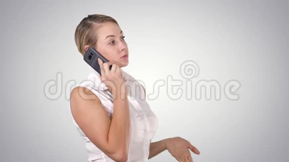 迷人的商务女性站着用手机打电话阿尔法频道视频的预览图