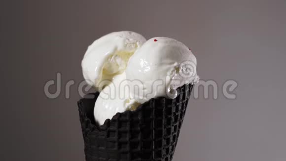 纸屑落在香草冰淇淋的锥形冰淇淋糖果散射接近视频的预览图