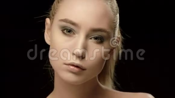 美女面部特写被孤立在黑色背景上漂亮的模特女孩化妆美丽的黑发女士视频的预览图