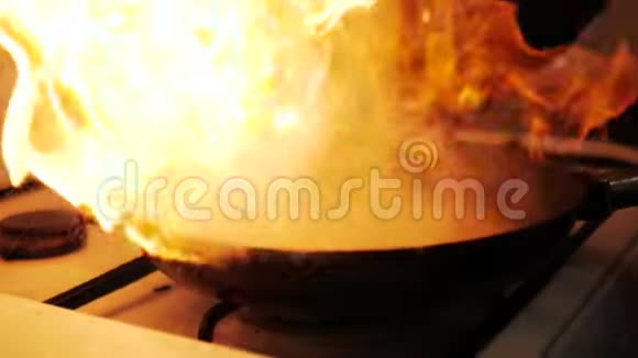 慢火烧锅煮食视频的预览图