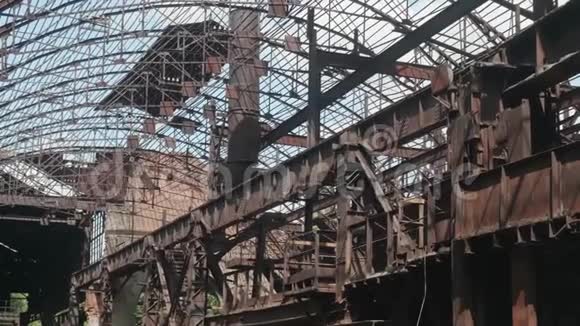 现在生锈的旧金属结构的全景旧冶金植物的领地视频的预览图