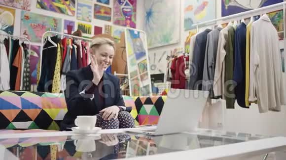 成年女商人使用笔记本电脑进行视频聊天视频的预览图