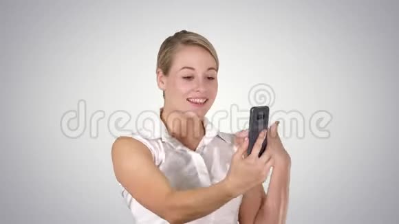 穿粉色衣服的女人在阿尔法频道的智能手机上打视频电话视频的预览图