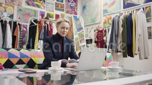 成年女商人用笔记本电脑工作喝咖啡视频的预览图