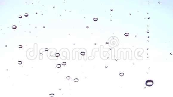 在玻璃气泡中喷出的水视频的预览图