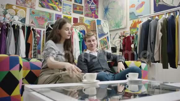 年轻男子一边喝咖啡一边和女友说话视频的预览图