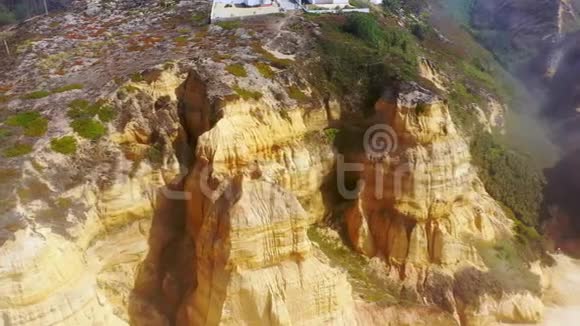 葡萄牙伏拉多市富拉多海滩上的可怕岩石和悬崖视频的预览图
