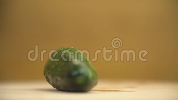 一根黄瓜放在木桌上视频的预览图