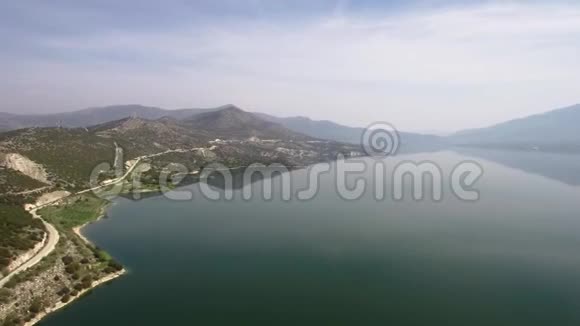 在希腊科扎尼的Velvento地区以无人驾驶飞机横向移动的方式拍摄的春季河流的空中射击视频的预览图