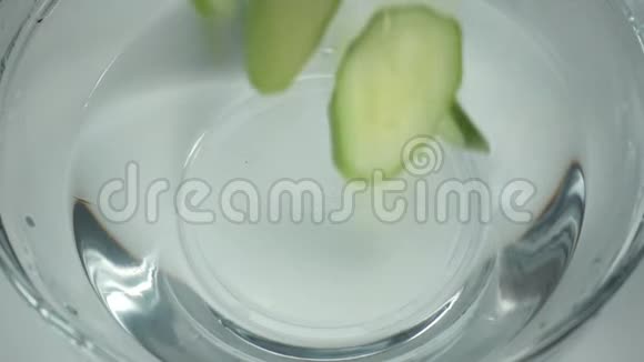 黄瓜片落水动作缓慢几块新鲜的绿色黄瓜在一碗水中漂浮在一个视频的预览图
