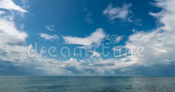 时光流逝海面上带着波浪与蓝天同云鸟瞰水云地平线背景蓝色视频的预览图