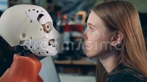 女工程师看机器人工作侧视视频的预览图