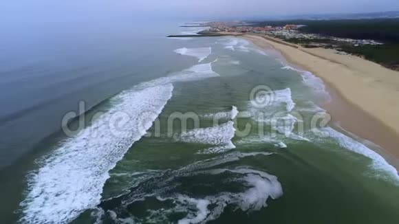 从上面看葡萄牙北部的海滩视频的预览图