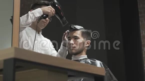 Barber用吹风机烘干亚洲客户视频的预览图