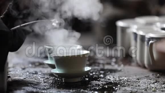将热水倒入瓷茶杯中视频的预览图