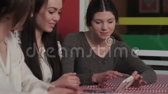 三个女孩在桌子上聊天视频的预览图
