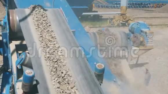 碎石破碎机构的移动输送机视频的预览图