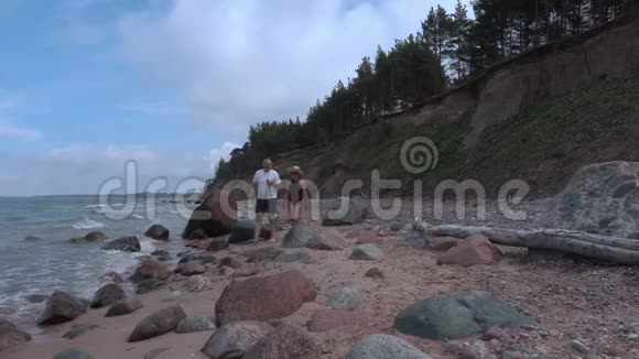 在岩石海滩的情侣视频的预览图