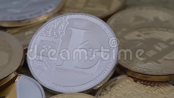 4K物理金属银利托硬币货币旋转在其他硬币上LTCDan视频的预览图