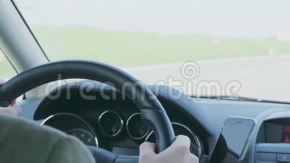 在繁忙道路上驾车时男子手持方向盘视频的预览图