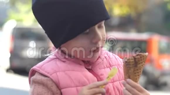 圣诞节假期孩子们在街道模糊的背景下在街上吃冰淇淋视频的预览图
