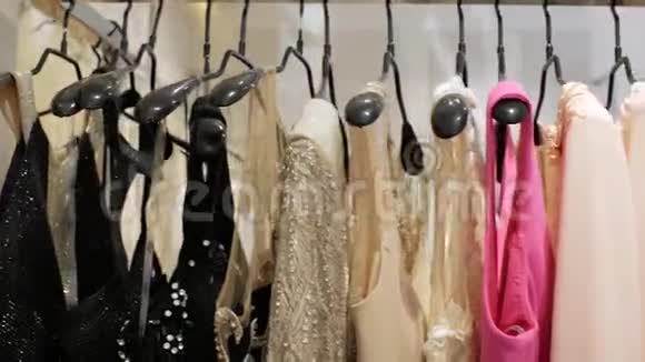 豪华晚礼服挂在商店的衣架上豪华礼服婚纱4k4k视频视频的预览图