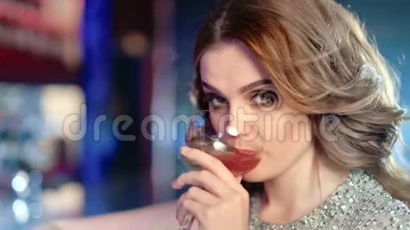 在奢华的夜宴会中享受美好时光的玻璃鸡尾酒女性特写镜头视频的预览图