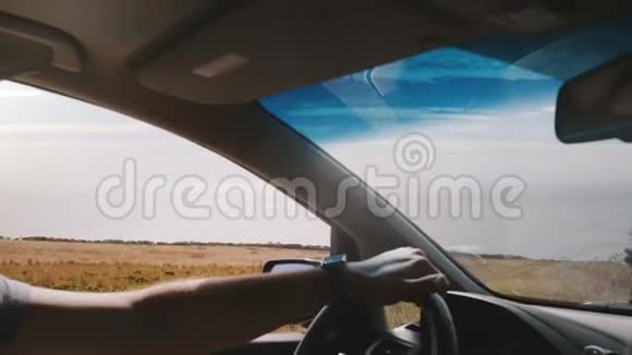 美丽的POV照片男子驾驶在史诗般的海岸线道路在大南加州令人惊叹的海景天际线视频的预览图