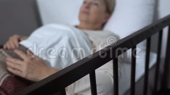 术后第一时间在护士帮助下下床的成熟妇女视频的预览图